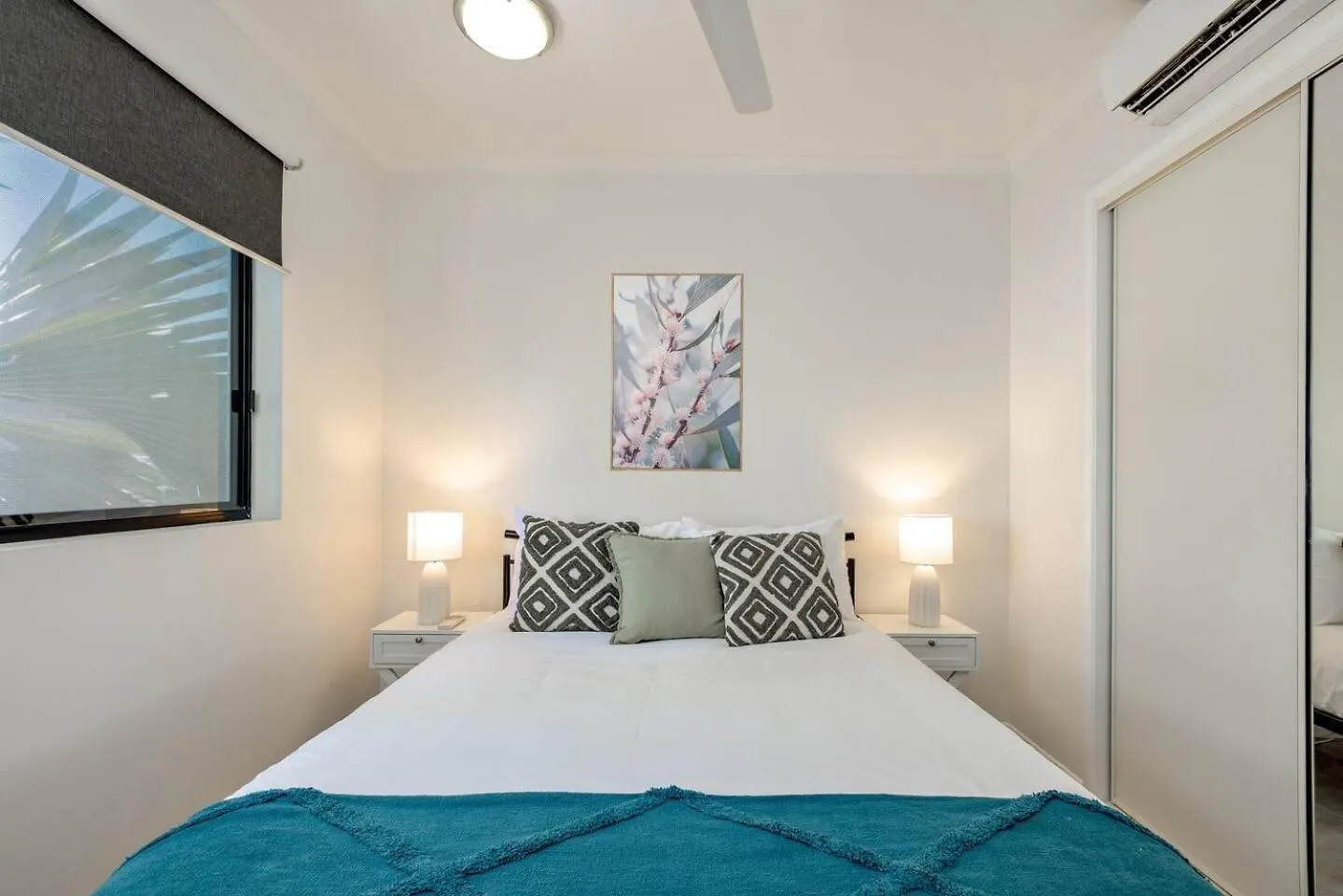 The Vibrant Tropics - Cairns' Palm-Lined Paradise Apartment Cairns