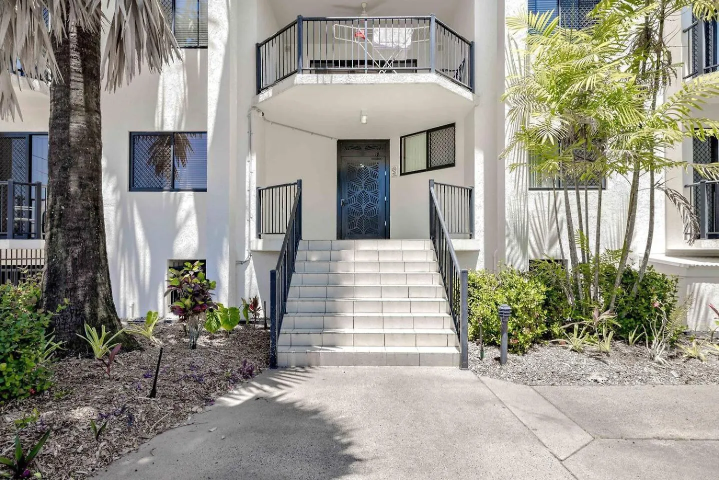 The Vibrant Tropics - Cairns' Palm-Lined Paradise Apartment